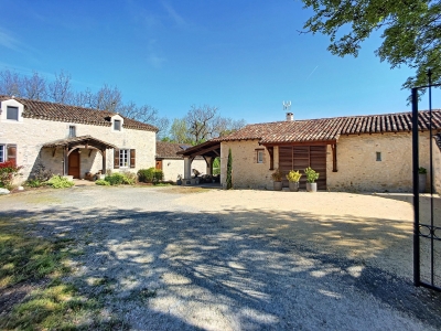 Property with two houses and 13 ha