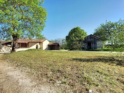 Property with two houses and 13 ha