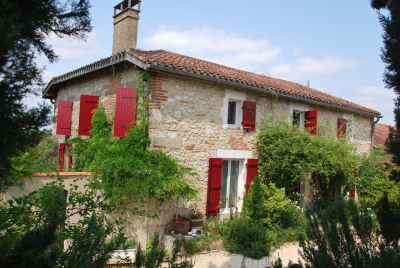 Character house in the countryside with swimming pool and pigeonnier