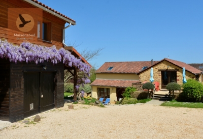 Property with two high quality renovated houses with swimming pool and outbuilding on 1.2 ha