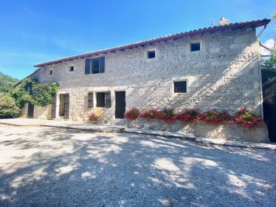 Beautiful stone house on 6 ha with swimming pool in a unique natural setting