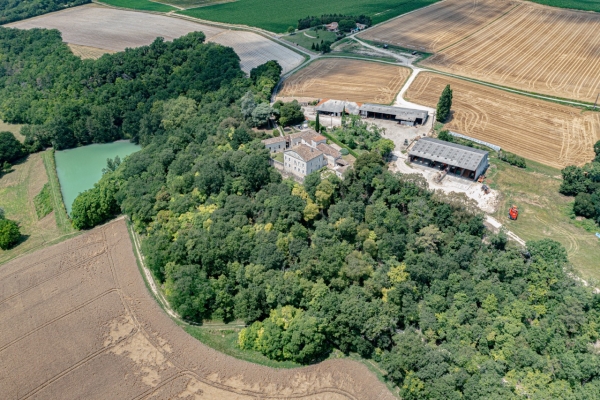 Château avec parc boisé sur 2 hectares