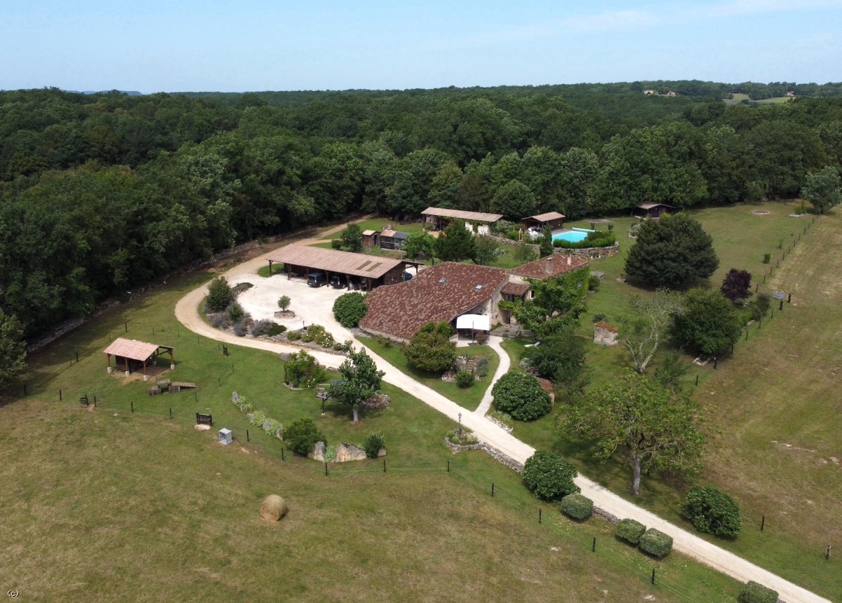 Magnificent property with swimming pool and barns