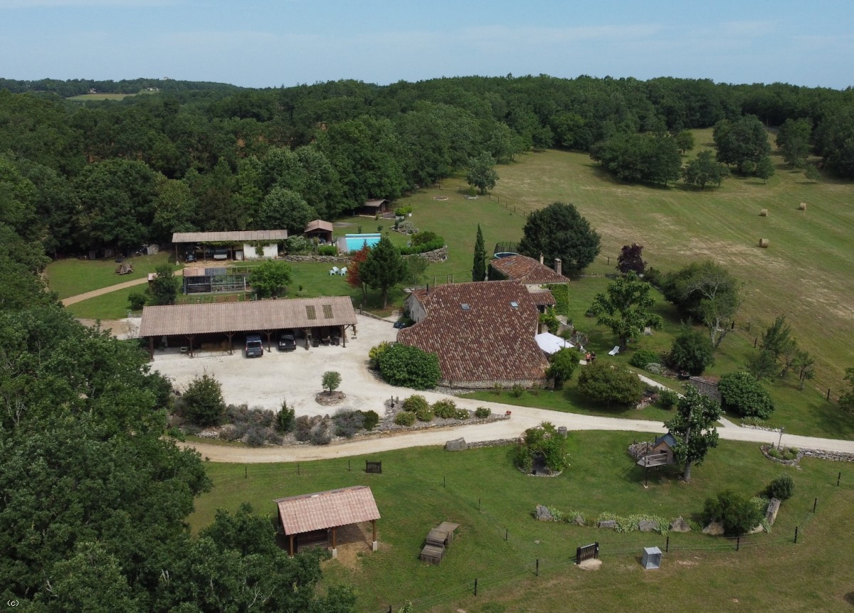 Magnificent property with swimming pool and barns