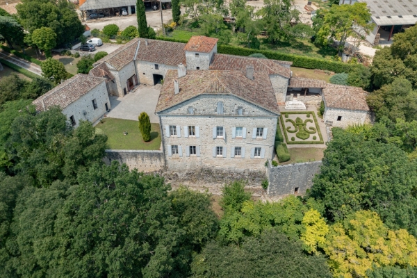 Château with wooded park on 2 hectares