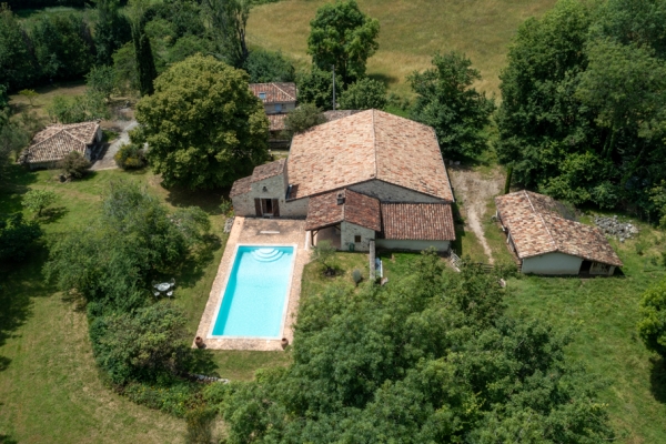 Propriété authentique à la campagne avec dépendances et piscine sur 7ha