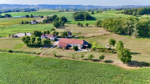 Equestrian property with barn and outbuildings and 20 hectare