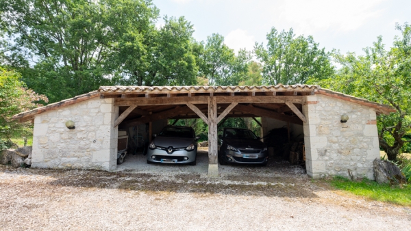 Propriété authentique à la campagne avec dépendances et piscine sur 7ha