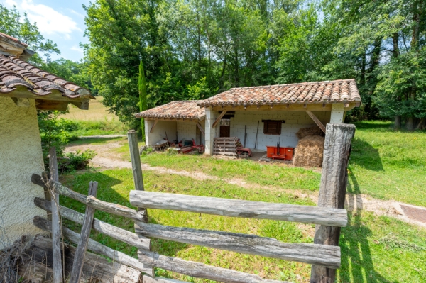 Propriété authentique à la campagne avec dépendances et piscine sur 7ha