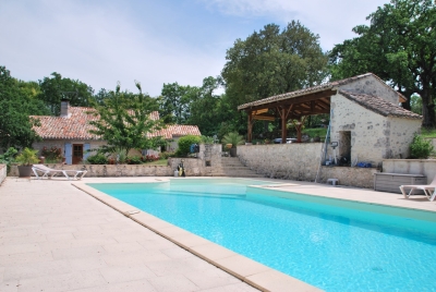 Charmant stenen huis met zwembad en bijgebouwen