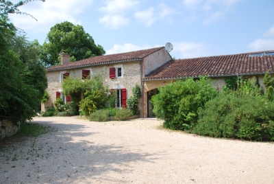 Character house in the countryside with swimming pool and pigeonnier