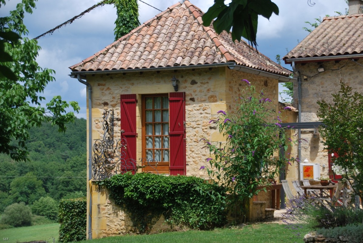 Prachtig stenen huis met verschillende bijgebouwen, vlakbij Monpazier