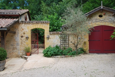 Prachtig stenen huis met verschillende bijgebouwen, vlakbij Monpazier