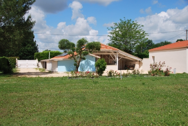 Property with access to the Lot, swimming pool and guest house