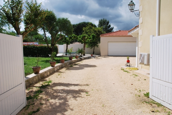 Property with access to the Lot, swimming pool and guest house