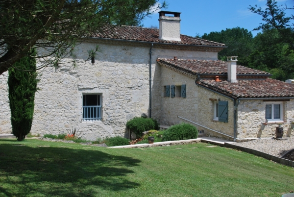 Magnifique moulin avec un lac