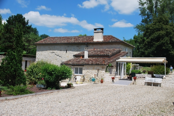 Magnifique moulin avec un lac