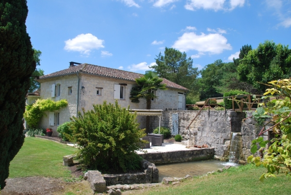 Magnifique moulin avec un lac