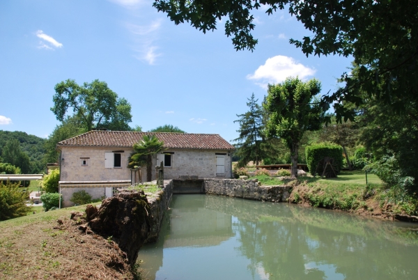 Magnifique moulin avec un lac