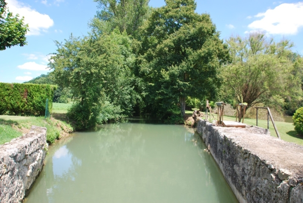 Magnifique moulin avec un lac