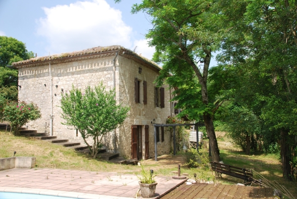 Farmhouse in the countryside with swimming pool and 3ha of land