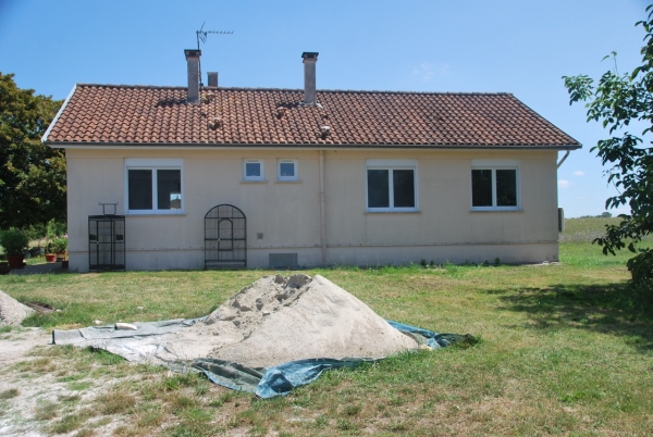 Landgoed met twee huizen, zwembad en bijgebouwen