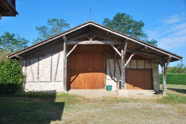 Groot landhuis met pigeonnier, schuur en zwembad