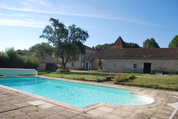 Groot landhuis met pigeonnier, schuur en zwembad