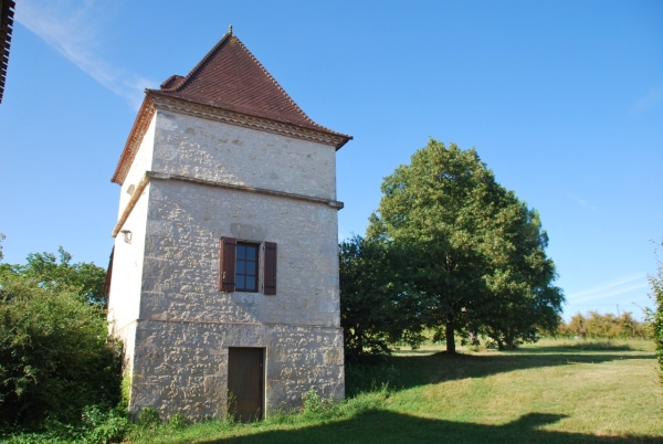 Groot landhuis met pigeonnier, schuur en zwembad