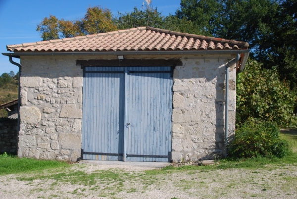 Mooi stenen huis met zwembad en bijgebouwen