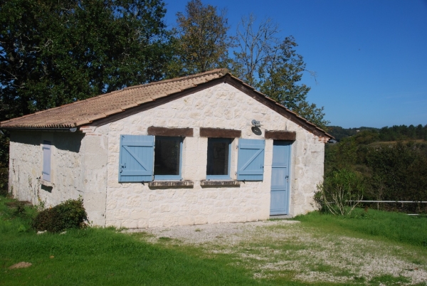 Mooi stenen huis met zwembad en bijgebouwen