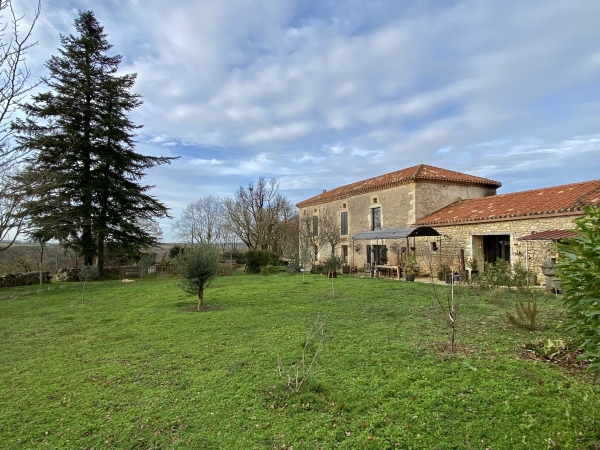 Renovated stone house, stables and 8 ha land