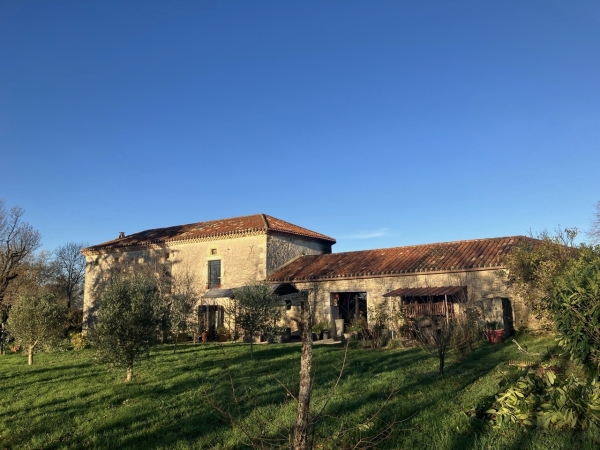 Property with renovated stone house, a guesthouse, stables and 11,5 ha land