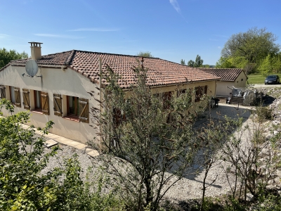 Contemporary house with a view of Tournon d'Agenais