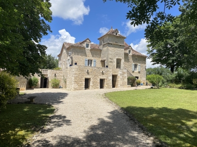 Authentic farmhouse from the Quercy, with guest house, swimming pool and 13 ha