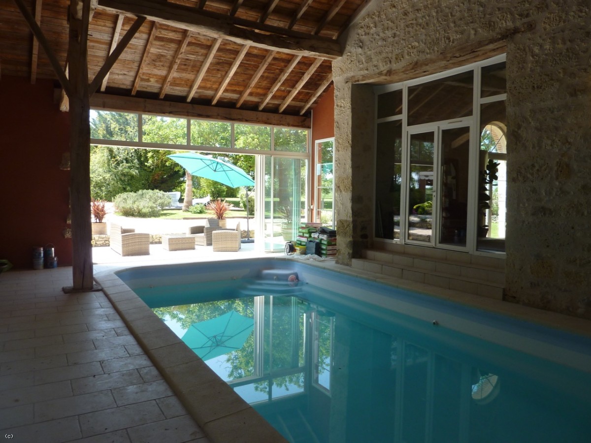Huis met binnenzwembad en terrassen en prachtig uitzicht
