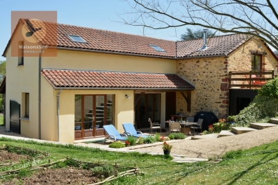 Ensemble de deux maisons rénovées de haute qualité avec piscine et dépendance sur 1,2 ha