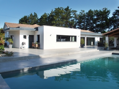 Exceptional property: architect's house in an 11ha park with swimming pool and guest house